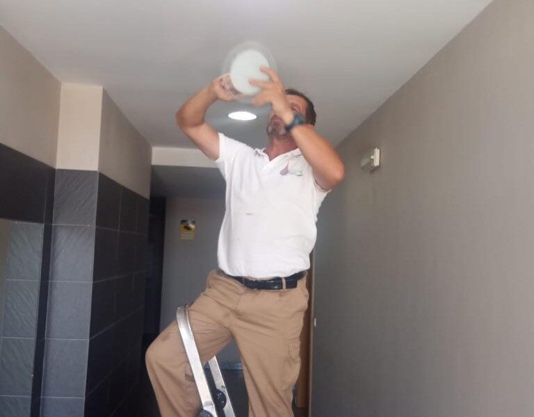 mantenimiento de comunidades, oficinas y piscinas.